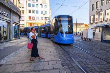 Münih, Almanya, üzerinde 16 Ağustos 2018. Modern tramvay şehrin sokak gider