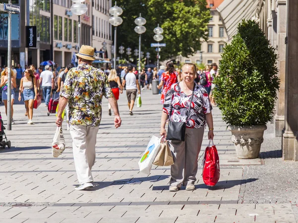 Monachium Niemcy Sierpnia 2018 Ludzie Idą Wyłączonej Ruchu Kołowego Starego — Zdjęcie stockowe