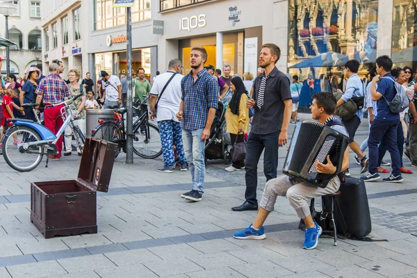 Monaco Baviera Germania Agosto 2018 Musicisti Strada Intrattengono Passanti Nella — Foto Stock