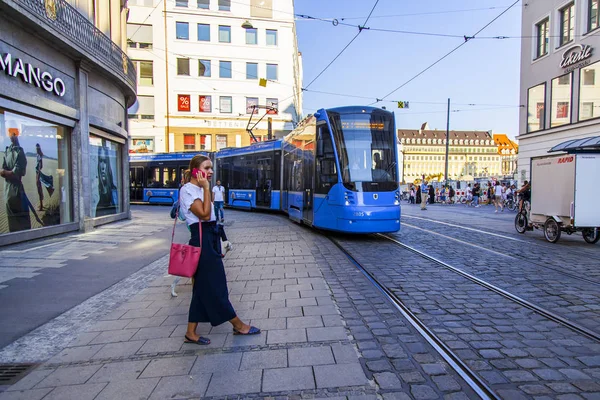 Mnichov Německo Srpna 2018 Moderní Tramvaj Jede Náměstí — Stock fotografie