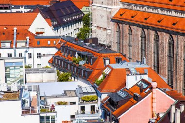 Münih, Almanya, üzerinde 16 Ağustos 2018. Bir görünümünü Alstadt ve şehir çatılar üzerinden anket platformu New Town hall