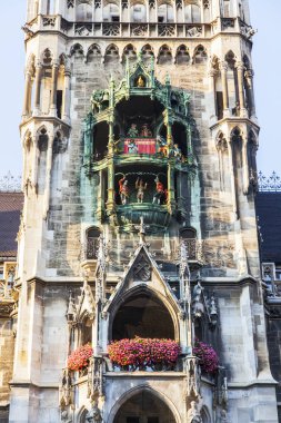 Münih, Almanya, üzerinde 16 Ağustos 2018. Mimari detaylar, yeni Belediye Binası (Neues Rathaus). Saat Kulesi