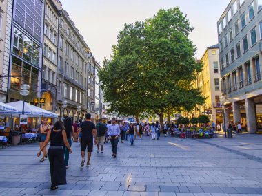 Münih, Almanya, üzerinde 16 Ağustos 2018. Yaya bölgesi ile günbatımı güneş yaktı Alstadt eski şehir, insanlar Hadi