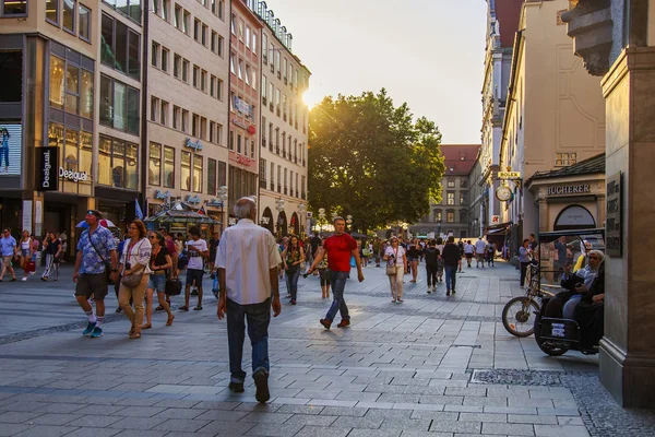 Monachium Niemcy Sierpnia 2018 Ludzie Idą Wyłączonej Ruchu Kołowego Starego — Zdjęcie stockowe