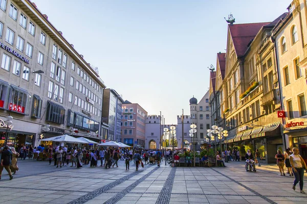 Munique Alemanha Agosto 2018 Pessoas Vão Zona Pedonal Cidade Velha — Fotografia de Stock