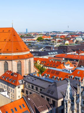 Münih, Almanya, üzerinde 16 Ağustos 2018. Bir görünümünü Alstadt ve şehir çatılar üzerinden anket platformu New Town hall