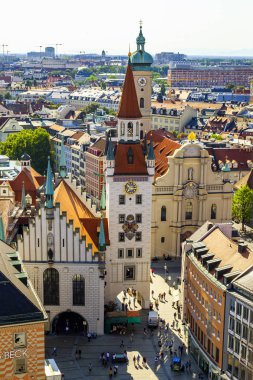 Münih, Almanya, üzerinde 16 Ağustos 2018. Bir görünümünü Alstadt ve şehir çatılar üzerinden anket platformu New Town hall