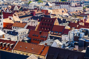 Münih, Almanya, üzerinde 16 Ağustos 2018. Bir görünümünü Alstadt ve şehir çatılar üzerinden anket platformu New Town hall