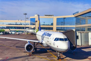 Moskova, Rusya, Tarih 15 Ağustos 2018. Ön kontrol hizmetinde Domodedovo Uluslararası Havaalanı Uçak geçer