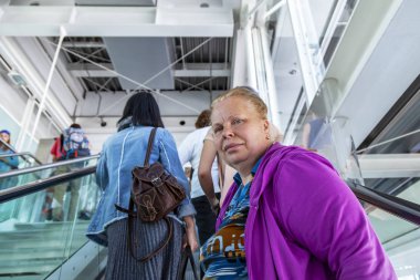 Münih, Almanya, Tarih 15 Ağustos 2018. Uluslararası Havaalanı'nda geliş salonunda yürüyen insanlar devam