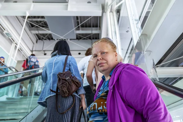 Münih, Almanya, Tarih 15 Ağustos 2018. Uluslararası Havaalanı'nda geliş salonunda yürüyen insanlar devam