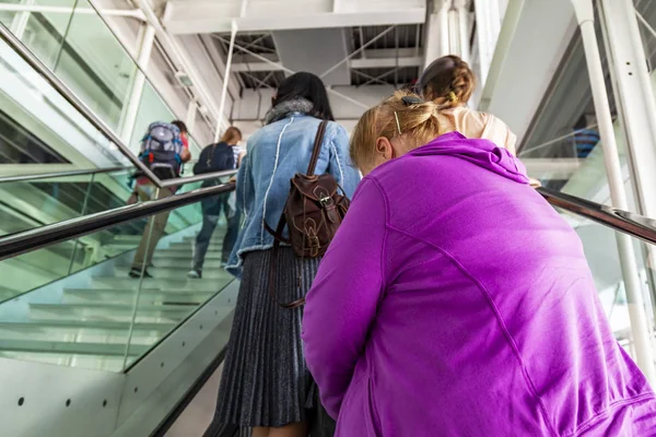 Múnich Alemania Agosto 2018 Gente Escalera Mecánica Sala Llegadas Aeropuerto — Foto de Stock