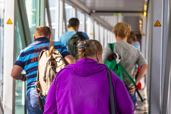 München Duitsland Augustus 2018 Mensen Gaan Roltrap Aankomsthal Het Vliegveld — Stockfoto