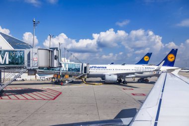 Münih, Almanya, Tarih 15 Ağustos 2018. Ön Kontrol Servisi uluslararası havaalanında uçak geçer