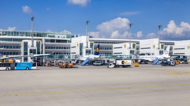 Münih, Almanya, Tarih 15 Ağustos 2018. Ön Kontrol Servisi uluslararası havaalanında uçak geçer