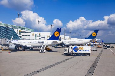 Münih, Almanya, Tarih 15 Ağustos 2018. Ön Kontrol Servisi uluslararası havaalanında uçak geçer