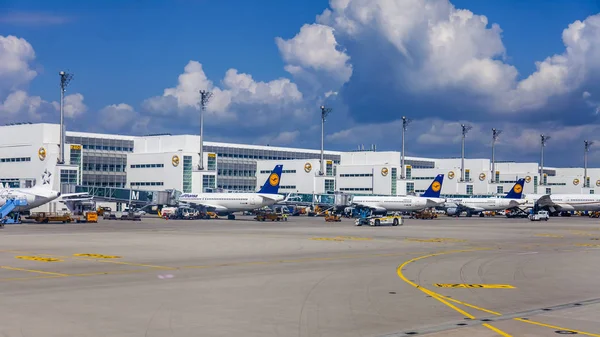 Múnich Alemania Agosto 2018 Avión Somete Servicio Prevuelo Aeropuerto Internacional — Foto de Stock