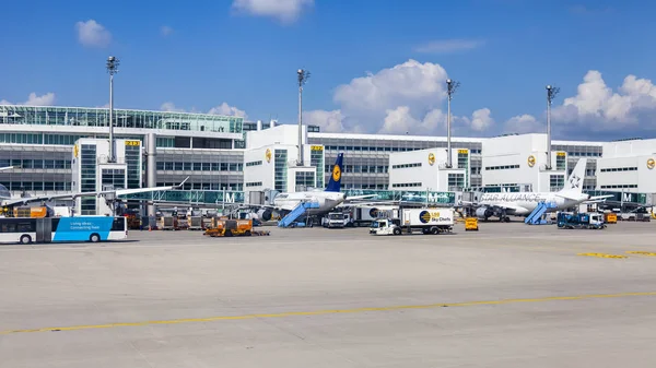 Münih, Almanya, Tarih 15 Ağustos 2018. Ön Kontrol Servisi uluslararası havaalanında uçak geçer