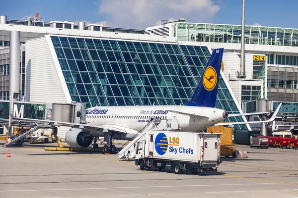 Múnich Alemania Agosto 2018 Avión Somete Servicio Prevuelo Aeropuerto Internacional —  Fotos de Stock