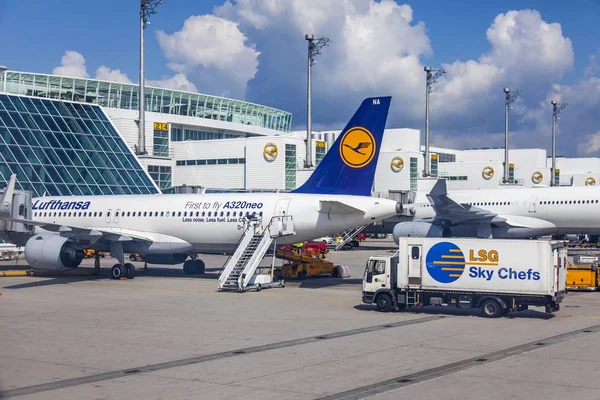 Múnich Alemania Agosto 2018 Avión Somete Servicio Prevuelo Aeropuerto Internacional — Foto de Stock