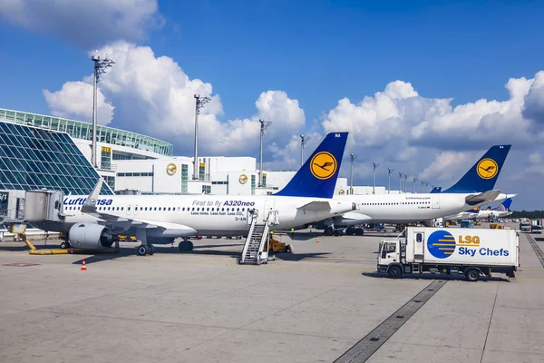 Múnich Alemania Agosto 2018 Avión Somete Servicio Prevuelo Aeropuerto Internacional — Foto de Stock