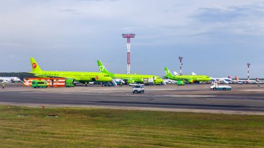 Moskova, Rusya, Tarih 15 Ağustos 2018. Ön kontrol hizmetinde Domodedovo Uluslararası Havaalanı Uçak geçer