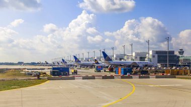 Münih, Almanya, Tarih 15 Ağustos 2018. Ön Kontrol Servisi uluslararası havaalanında uçak geçer