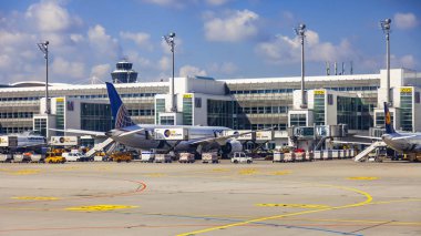 Münih, Almanya, Tarih 15 Ağustos 2018. Ön Kontrol Servisi uluslararası havaalanında uçak geçer