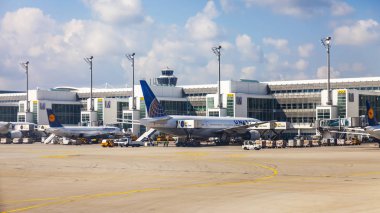 Münih, Almanya, Tarih 15 Ağustos 2018. Ön Kontrol Servisi uluslararası havaalanında uçak geçer