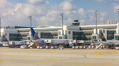 Münih, Almanya, Tarih 15 Ağustos 2018. Ön Kontrol Servisi uluslararası havaalanında uçak geçer