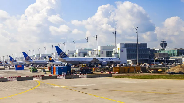 Munich Germany August 2018 Plane Undergoes Preflight Service International Airport — Stock Photo, Image