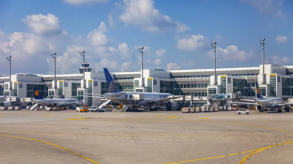 Munich Germany August 2018 Plane Undergoes Preflight Service International Airport — Stock Photo, Image