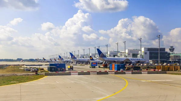 Münih, Almanya, Tarih 15 Ağustos 2018. Ön Kontrol Servisi uluslararası havaalanında uçak geçer