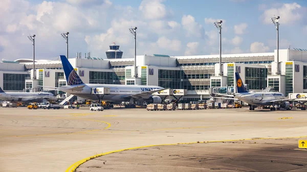 Münih, Almanya, Tarih 15 Ağustos 2018. Ön Kontrol Servisi uluslararası havaalanında uçak geçer