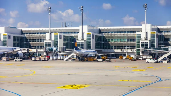Münih Almanya Tarih Ağustos 2018 Kontrol Servisi Uluslararası Havaalanında Uçak — Stok fotoğraf