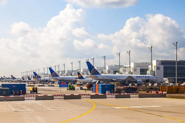 Múnich Alemania Agosto 2018 Avión Somete Servicio Prevuelo Aeropuerto Internacional —  Fotos de Stock