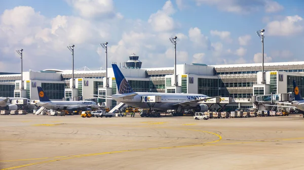 Münih, Almanya, Tarih 15 Ağustos 2018. Ön Kontrol Servisi uluslararası havaalanında uçak geçer