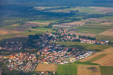 Ismarlayarak arazi yüzey--dan a pencere uçak büyük yükseklikte uçan