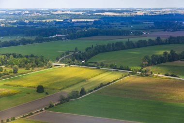 Ismarlayarak arazi yüzey--dan a pencere uçak büyük yükseklikte uçan