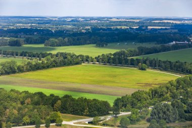 Ismarlayarak arazi yüzey--dan a pencere uçak büyük yükseklikte uçan