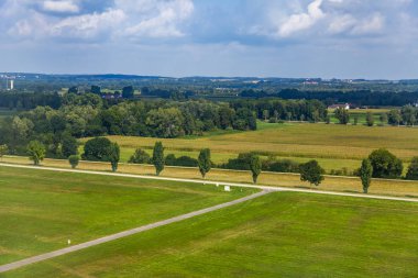 Ismarlayarak arazi yüzey--dan a pencere uçak büyük yükseklikte uçan