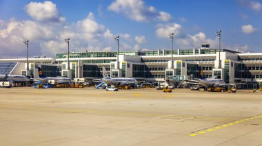 Münih, Almanya, Tarih 15 Ağustos 2018. Ön Kontrol Servisi uluslararası havaalanında uçak geçer
