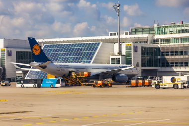 Münih, Almanya, Tarih 15 Ağustos 2018. Ön Kontrol Servisi uluslararası havaalanında uçak geçer