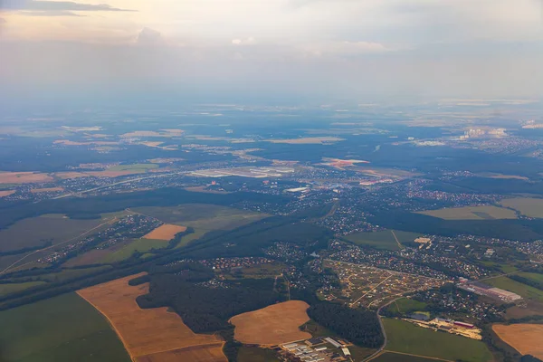 Живописный Вид Поверхность Суши Окна Самолета Летящего Большой Высоте — стоковое фото