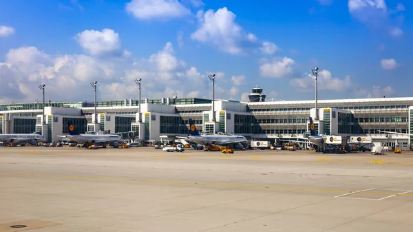 Munich Germany August 2018 Plane Undergoes Preflight Service International Airport — Stock Photo, Image