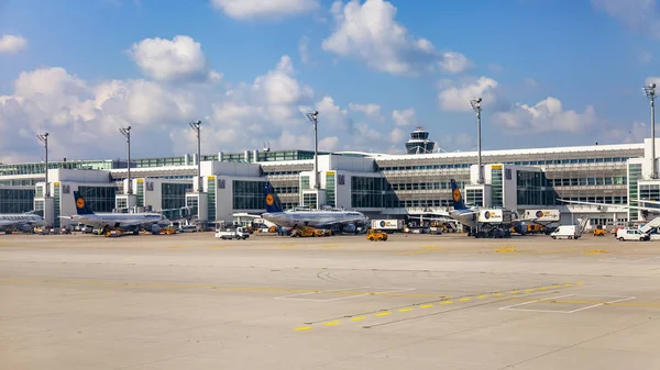 Múnich Alemania Agosto 2018 Avión Somete Servicio Prevuelo Aeropuerto Internacional —  Fotos de Stock