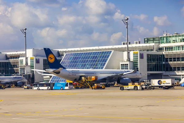 Múnich Alemania Agosto 2018 Avión Somete Servicio Prevuelo Aeropuerto Internacional — Foto de Stock