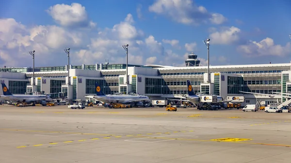 Münih, Almanya, Tarih 15 Ağustos 2018. Ön Kontrol Servisi uluslararası havaalanında uçak geçer