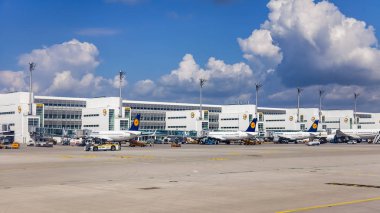 Münih, Almanya, Tarih 15 Ağustos 2018. Ön Kontrol Servisi uluslararası havaalanında uçak geçer