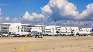 Münih, Almanya, Tarih 15 Ağustos 2018. Ön Kontrol Servisi uluslararası havaalanında uçak geçer